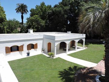 Impecable  Quinta En venta estilo colonial con gran piscina sobre lote de 2200 m2 No Alquiler
