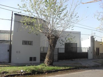 Galpón  con  2 departamentos en Zona Hipódromo, La  Plata