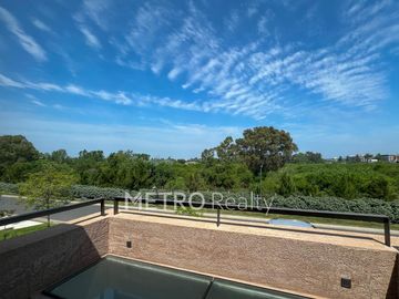Casa en venta con 4 suites y salida al Río en El Yacht, Nordelta