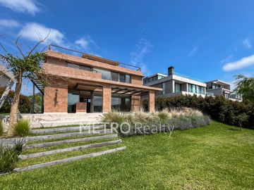 Casa en venta con 4 suites y salida al Río en El Yacht, Nordelta