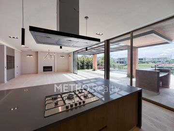 Casa en venta con 4 suites y salida al Río en El Yacht, Nordelta