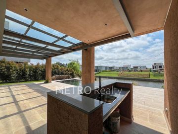 Casa en venta con 4 suites y salida al Río en El Yacht, Nordelta