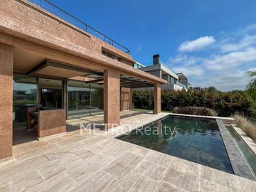 Casa en venta con 4 suites y salida al Río en El Yacht, Nordelta