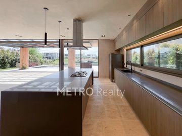 Casa en venta con 4 suites y salida al Río en El Yacht, Nordelta
