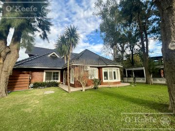 Casa  en venta sobre lote en esquina en  Abril Club de Campo, Guillermo Hudson - Apto Credito