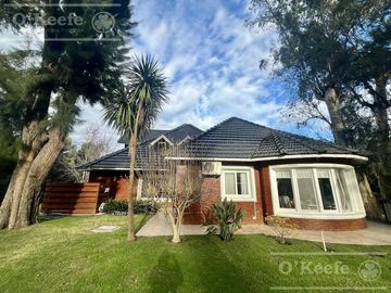 Casa  en venta sobre lote en esquina en  Abril Club de Campo, Guillermo Hudson - Apto Credito