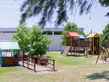Casa  en venta sobre lote en esquina en  Abril Club de Campo, Guillermo Hudson - Apto Credito