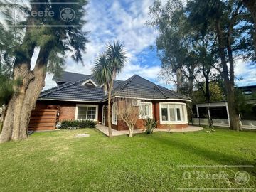 Casa  en venta sobre lote en esquina en  Abril Club de Campo, Guillermo Hudson - Apto Credito