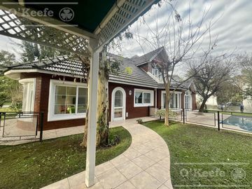 Casa  en venta sobre lote en esquina en  Abril Club de Campo, Guillermo Hudson - Apto Credito