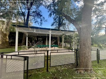 Casa  en venta sobre lote en esquina en  Abril Club de Campo, Guillermo Hudson - Apto Credito
