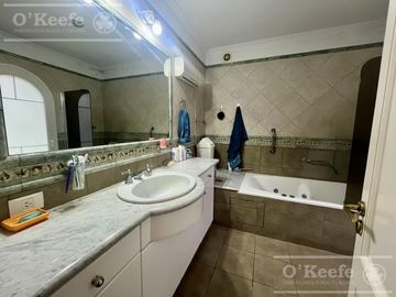 Casa  en venta sobre lote en esquina en  Abril Club de Campo, Guillermo Hudson - Apto Credito