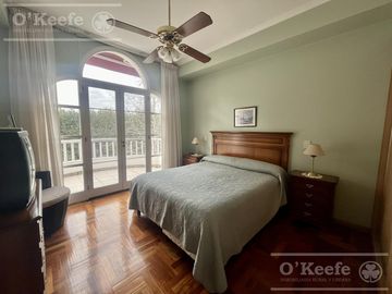 Casa  en venta sobre lote en esquina en  Abril Club de Campo, Guillermo Hudson - Apto Credito