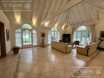 Casa  en venta sobre lote en esquina en  Abril Club de Campo, Guillermo Hudson - Apto Credito