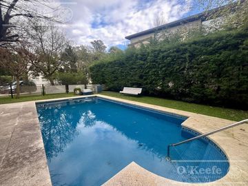 Casa  en venta sobre lote en esquina en  Abril Club de Campo, Guillermo Hudson - Apto Credito