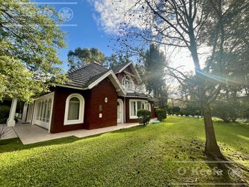 Casa  en venta sobre lote en esquina en  Abril Club de Campo, Guillermo Hudson - Apto Credito