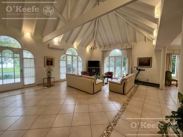Casa  en venta sobre lote en esquina en  Abril Club de Campo, Guillermo Hudson - Apto Credito