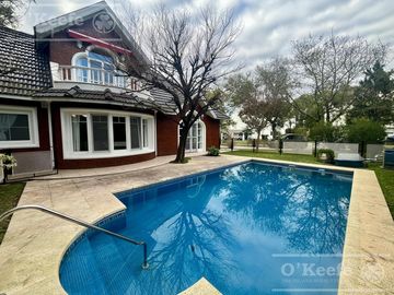 Casa  en venta sobre lote en esquina en  Abril Club de Campo, Guillermo Hudson - Apto Credito