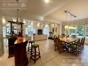 Casa  en venta sobre lote en esquina en  Abril Club de Campo, Guillermo Hudson - Apto Credito