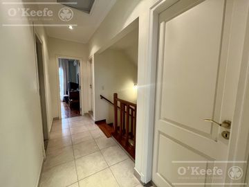 Casa  en venta sobre lote en esquina en  Abril Club de Campo, Guillermo Hudson - Apto Credito