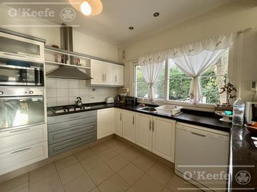 Casa  en venta sobre lote en esquina en  Abril Club de Campo, Guillermo Hudson - Apto Credito