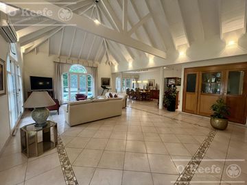 Casa  en venta sobre lote en esquina en  Abril Club de Campo, Guillermo Hudson - Apto Credito