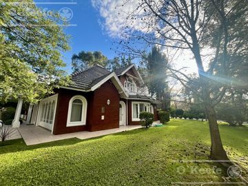 Casa  en venta sobre lote en esquina en  Abril Club de Campo, Guillermo Hudson - Apto Credito