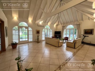 Casa  en venta sobre lote en esquina en  Abril Club de Campo, Guillermo Hudson - Apto Credito