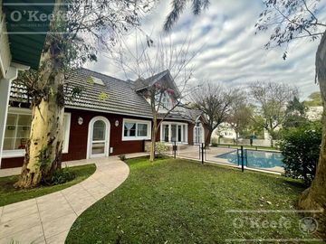 Casa  en venta sobre lote en esquina en  Abril Club de Campo, Guillermo Hudson - Apto Credito