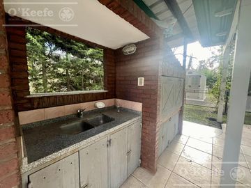 Casa  en venta sobre lote en esquina en  Abril Club de Campo, Guillermo Hudson - Apto Credito