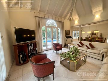 Casa  en venta sobre lote en esquina en  Abril Club de Campo, Guillermo Hudson - Apto Credito