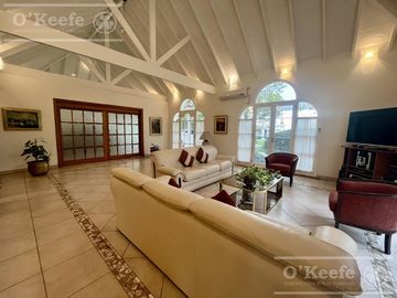 Casa  en venta sobre lote en esquina en  Abril Club de Campo, Guillermo Hudson - Apto Credito
