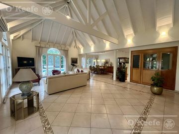 Casa  en venta sobre lote en esquina en  Abril Club de Campo, Guillermo Hudson - Apto Credito