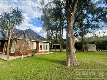 Casa  en venta sobre lote en esquina en  Abril Club de Campo, Guillermo Hudson - Apto Credito