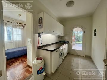 Casa  en venta sobre lote en esquina en  Abril Club de Campo, Guillermo Hudson - Apto Credito