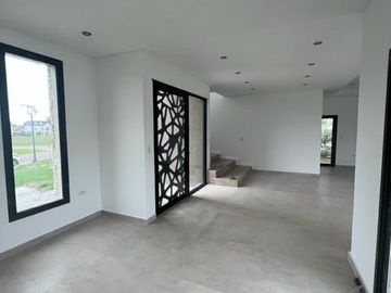 Casa 4 ambientes con piscina a estrenar en venta - Hudson Park