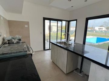 Casa 4 ambientes con piscina a estrenar en venta - Hudson Park
