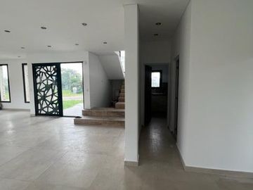 Casa 4 ambientes con piscina a estrenar en venta - Hudson Park