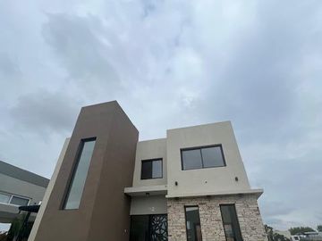 Casa 4 ambientes con piscina a estrenar en venta - Hudson Park