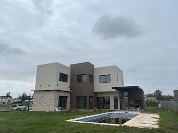 Casa 4 ambientes con piscina a estrenar en venta - Hudson Park