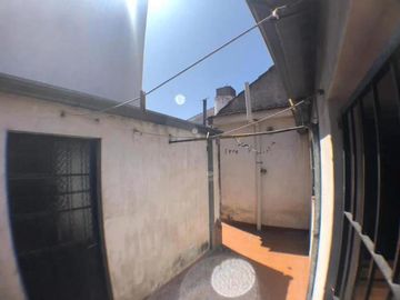 Casa de 2 dormitorios    2 locales.- Lanús Este.