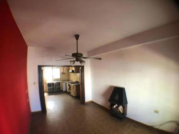 Casa de 2 dormitorios    2 locales.- Lanús Este.