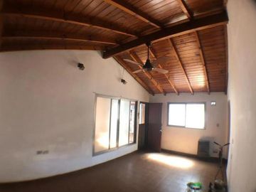 Casa de 2 dormitorios    2 locales.- Lanús Este.