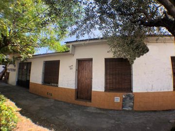 Casa de 2 dormitorios    2 locales.- Lanús Este.