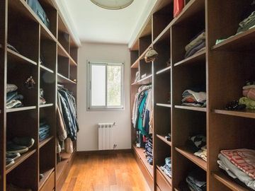 Casa 2 plantas. 3 dormitorios en venta. Piscina, Parque - Cadaques (Funes Hills)