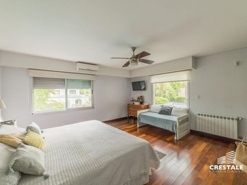 Casa 2 plantas. 3 dormitorios en venta. Piscina, Parque - Cadaques (Funes Hills)