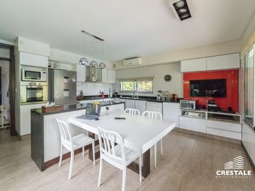 Casa 2 plantas. 3 dormitorios en venta. Piscina, Parque - Cadaques (Funes Hills)
