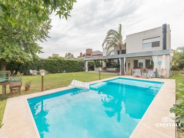 Casa 2 plantas. 3 dormitorios en venta. Piscina, Parque - Cadaques (Funes Hills)