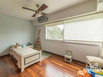 Casa 2 plantas. 3 dormitorios en venta. Piscina, Parque - Cadaques (Funes Hills)