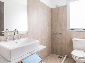 Casa 2 plantas. 3 dormitorios en venta. Piscina, Parque - Cadaques (Funes Hills)