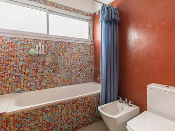 Casa 2 plantas. 3 dormitorios en venta. Piscina, Parque - Cadaques (Funes Hills)